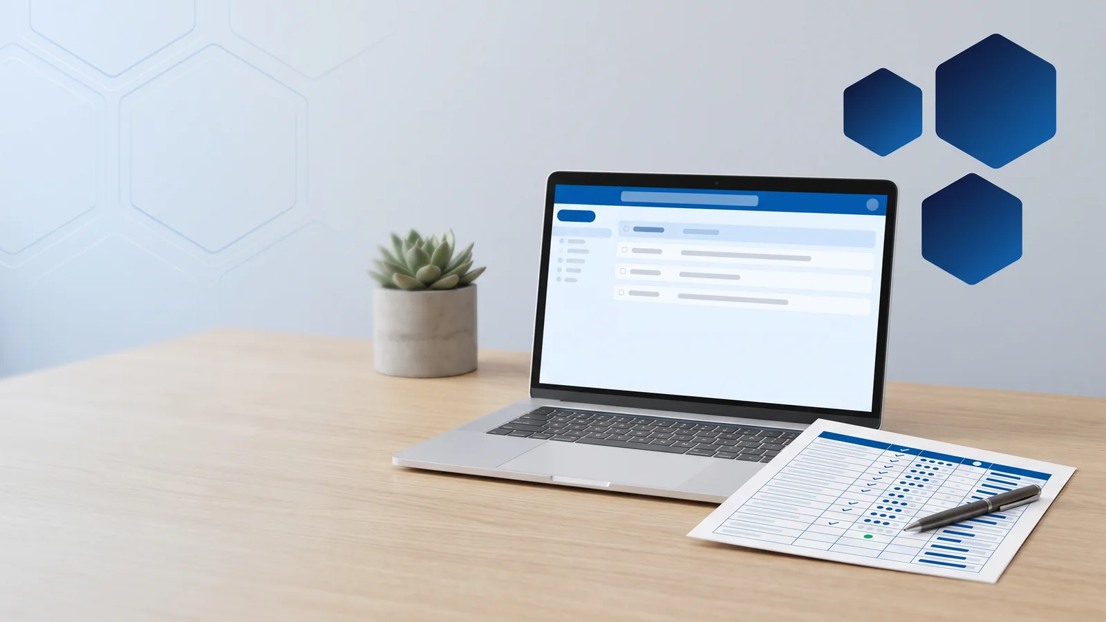 Recruiter-Arbeitsplatz mit Laptop und einer eingegangenen Nachricht, daneben ein ausgefüllter Bewertungsbogen — die dokumentierte Auswahlentscheidung als Grundlage der Antwort, wenn ein Bewerber nach dem Grund für die Absage fragt