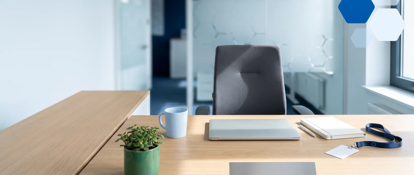 Vorbereiteter Arbeitsplatz für einen neuen Mitarbeiter am ersten Arbeitstag