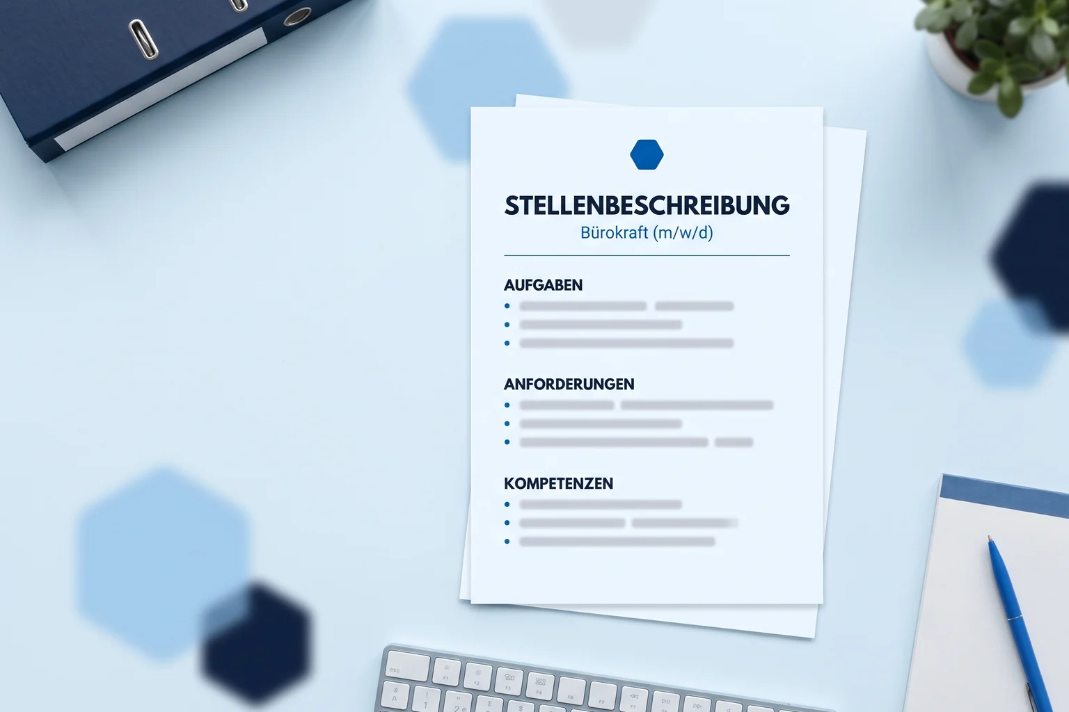 Ausgedruckte Stellenbeschreibung für eine Bürokraft mit den Abschnitten Aufgaben, Anforderungen und Kompetenzen auf einem Büroschreibtisch